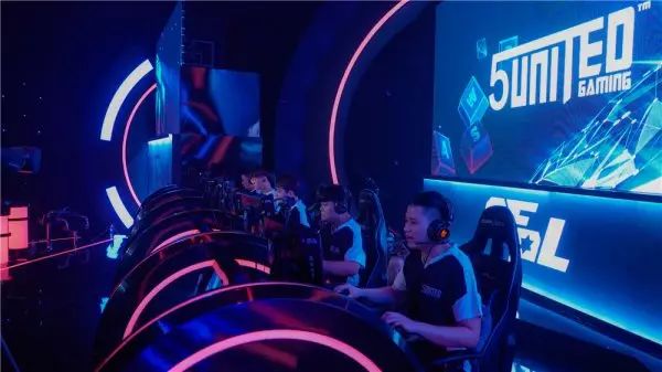 持对比赛的 持对比赛的